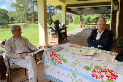 Fotografía cedida por la oficina de prensa del partido Centro Democrático en la que aparece el expresidente Álvaro Uribe (d) mientras da su versión del conflicto armado en el país al presidente de la Comisión de la Verdad, el sacerdote Francisco de Roux, hoy, en Llano Grande (Colombia). Uribe expresó este lunes su voluntad de ayudar a esclarecer la verdad de los "falsos positivos", como se conoce en el país a las ejecuciones de civiles cometidas por miembros del Ejército y aseguró que siempre actuó conforme a la ley. EFE/ Centro Democrático MÁXIMA CALIDAD DISPONIBLE SOLO USO EDITORIAL SOLO DISPONIBLE PARA ILUSTRAR LA NOTICIA QUE ACOMPAÑA (CRÉDITO OBLIGATORIO)