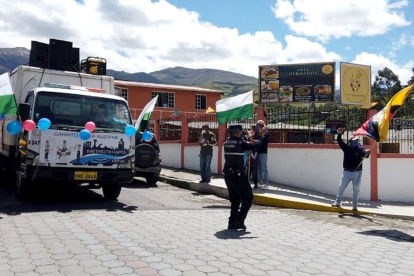 Alegría. Un camioncito y algunos músicos llevan algarabía a los barrios.