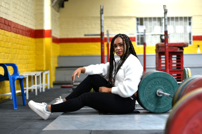 Neisi Dajomes disfruta de un merecido descanso. De todas maneras, casi todo los días visita a sus amigos en el gimnasio de pesas de Concentración Deportiva de Pichincha.