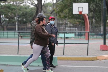 Deportes. Esta es la imagen diaria por las mañanas en los parques de Guayaquil. Grupos de amigos o deportistas practicando pero cubiertas de chompas y calentadores.