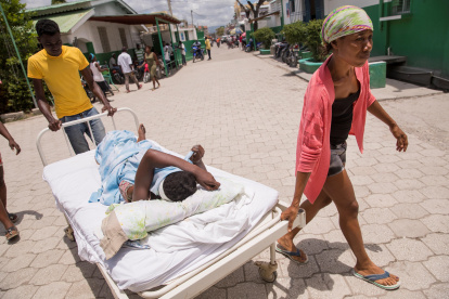 Una mujer es ingresada hoy, al hospital general de Les Cayes (Haití). EFE/ Orlando Barría.
