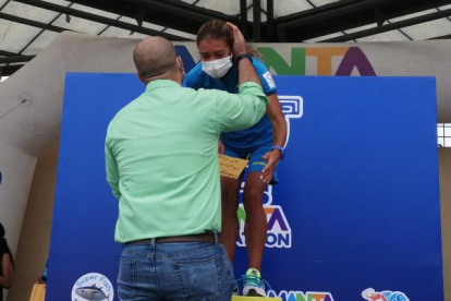 Rosalba Chacha en lo alto del podio de los 21 km en los que también reinó en el 2019, en la primera edición.