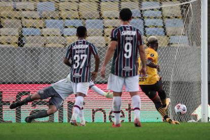 Gabriel Casierra (d) de Barcelona anota un penalti hoy, en un partido de los cuartos de final de la Copa Libertadores entres Fluminense y Barcelona SC en el estadio Maracaná en Rio de Janeiro (Brasil).