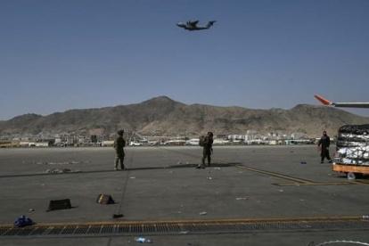 Los vuelos que salen de Kabul con personas repatriadas comienzan a llegar a distintos países, entre ellos Francia.