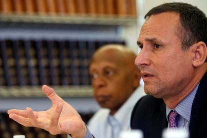 Fotografía de archivo del 9 de junio de 2016, que muestra al líder de la Unión Patriótica de Cuba, José Daniel Ferrer (d), junto al disidente cubano Guillermo Fariñas.