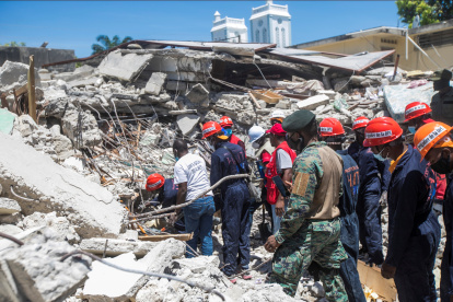 Personal realiza trabajos de remoción de escombros, búsqueda y rescate tras el terremoto registrado este sábado en Haití.