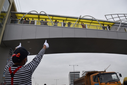 La actividad de la CTE en la Aurora, allí animó a los peatones a usar el paso para ellos.