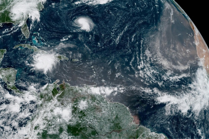 Fotografía satelital cedida este martes por la Oficina Nacional de Administración Oceánica y Atmosférica (NOAA) de EE.UU., a través del Centro Nacional de Huracanes (NHC)