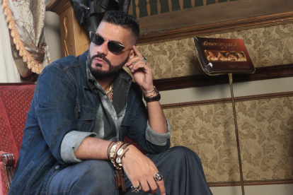 El creativo debuta como diseñador de joyas.