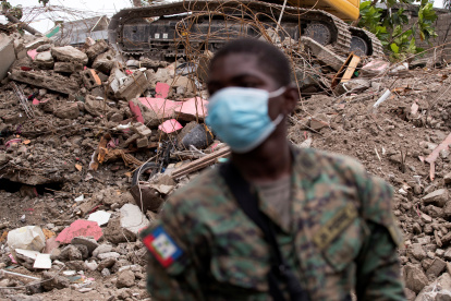 Un soldado trabaja en labores de búsqueda y rescate de víctimas y/o sobrevivientes