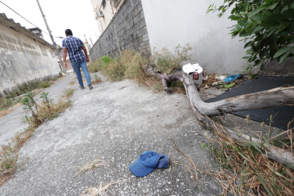 En los callejones de la ciudadela Albatros hay desde cartones hasta prendas de vestir interior, que afean la ciudadela y tienen en zozobra a sus residentes.
