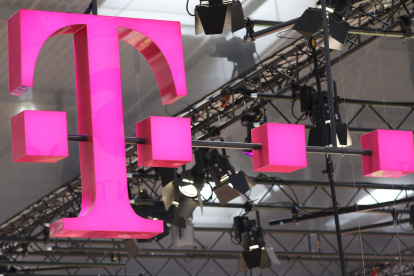 T-Mobile explicó que está investigando el acceso "no autorizado" a sus sistemas que fue divulgado este fin de semana por piratas informáticos en un foro de internet, y confirmó que los datos robados incluyen "información personal" pero no financiera.