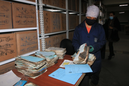 Vicente Celi limpia la ceniza de uno de los archivos quemados.