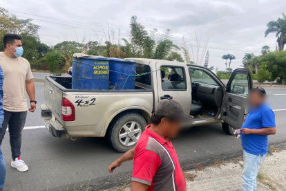 Momento en que detienen una camioneta que transportaba combustible sin permiso.
