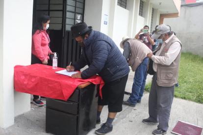 Dirigentes sindicales, sociales e indígenas llenaron un registro para el ingreso a la reunión en la sede de la Conaie.