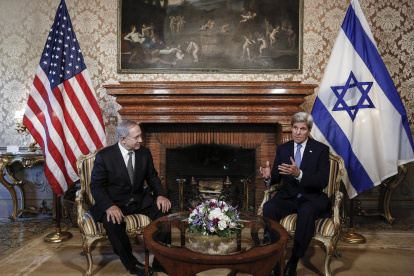 John Kerry (d), junto al primer ministro de Israel, Benjamín Netanyahu (i), durante un encuentro en 2016 en la Villa Taverna, Roma, Italia.