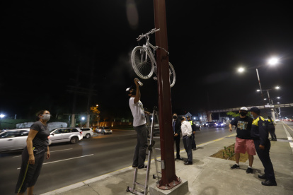 Hecho. La colocación de la bici se dio la noche del martes 17 de agosto.