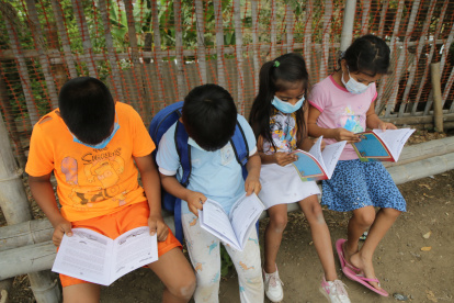 En el sector de Monte Sinaí, menores de diferentes edades reciben tutorías y asesoría pedagógica del Municipio y Ministerio de Educación, pero eso no ha podido mermar el rezago en lectura y matemática.