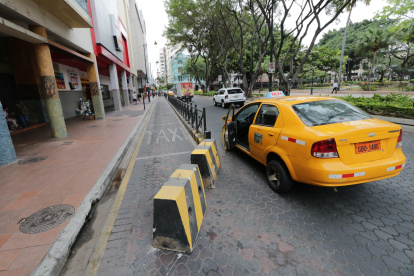 Medida. Con estos muros colocados en el lugar donde hacían estación los taxirrutas amaneció la ciudad.