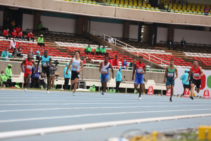 Katriel Angulo (c), se ubicó quinto en el heat 2 de los 100 metros planos.