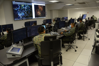 Seguridad. La Fuerza Aérea Ecuatoriano (FAE) mantiene vigilado el espacio aéreo en un Centro de Control y Vigilancia.