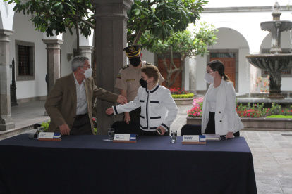 Anuncio. La ministra de Gobierno, Alexandra Vela, el director del SNAI, Fausto Cobo, y Bernarda Ordóñez.