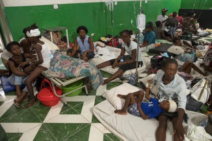 Pacientes y sus familiares permanecen hoy, en el hospital general de Les Cayes (Haití).