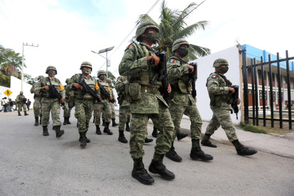 Miembros del ejército montan guardia antes de la llegada del huracán Grace en Punta Allen, estado de Quintana Roo (México)