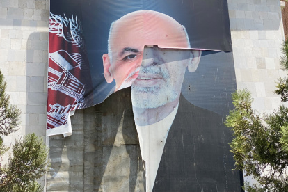 Un cartel con la imagen del expresidente afgano Ashraf Ghani este jueves en Kabul.