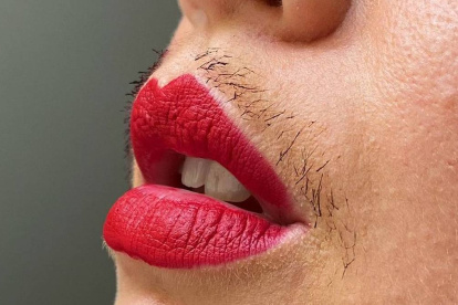 Una modelo británica viralizó el bigote en las mujeres.
