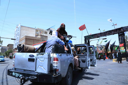 En un gesto inusual, los combatientes talibanes protegieron este jueves a fieles de la minoría chií de posibles atentados durante su festividad más sagrada, la Ashura, a pesar de que durante años esta minoría fue objetivo insurgente y del grupo yihadista Estado Islámico (EI) por considerarlos apóstatas.



Ahora son los talibanes los que protegen a los chiíes, que representan cerca del 10% de la población afgana, contra los ataques habituales que suele reivindicar el EI contra este grupo, sobre todo contra la minoría étnica hazara que profesa esa rama del islam.



Esos atentados suelen ocurrir con frecuencia durante las grandes festividades chiíes, como la Ashura hoy, su día más importante, en el que muestran su duelo por el martirio de Husein, su tercer imán y nieto del profeta Mahoma, en la batalla de Kerbala (actual Irak) en el año 680 a manos del califa Yazid I.



En esta ocasión, y coincidiendo con su rotunda victoria en Afganistán con la captura de Kabul el domingo, los talibanes han tomado el relevo de las fuerzas de seguridad afganas para proteger las procesiones en las que los hombres marchan por las calles vestidos de negro y ensangrentados mientras se flagelan la espalda.



Esas procesiones se celebraron hoy en ciudades como Kabul, la norteña Mazar-e-Sharif y la occidental Herat, después de que los líderes talibanes se comprometieran a que nadie interrumpiría los ritos, algo que, en un principio, lograron cumplir.


Los talibanes pasan de atacar



"Haremos todo lo posible para asegurarnos de que todos sean parte del país, incluso aquellos que se opusieron a nosotros en el pasado", afirmó este martes el principal portavoz talibán, Zabihulla Mujahid, que por primera vez en décadas se mostraba en público.