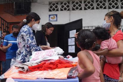 Funcionarios y voluntarios entregan los artículos a las familias necesitadas.