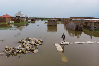 Un niño camina por un improvisado puente hecho con sacos, el 4 de marzo de 2021, en Bujumbura (Burundí).
