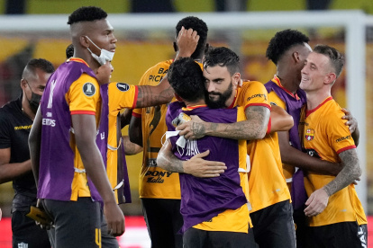 Jugadores de Barcelona celebran la clasificación a semifinales de Libertadores.