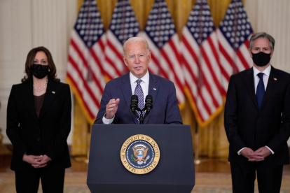 En la imagen, el presidente de EE.UU., Joe Biden (c), habla sobre la situación en Afganistán, este 20 de agosto de 2021, en la Casa Blanca, Washington.