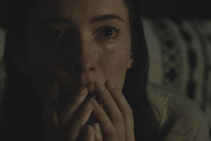 Actriz estadounidense Rebecca Hall, durante una escena del filme de terror "The Night House".
