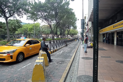 Trabajo. Los taxirrutas de Durán han sido alejados de la estación de la aerovía, pero siguen rodando.