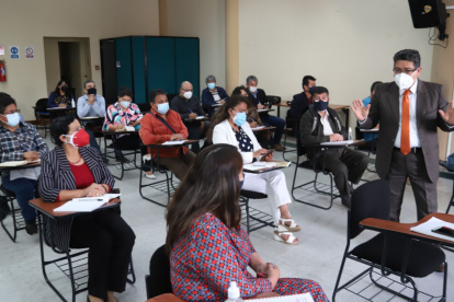 Reunión. El secretario de educación, Patricio Avilés, explica a los rectores de las unidades educativas municipales las decisiones y normas a tener en cuenta para el inicio del año escolar.