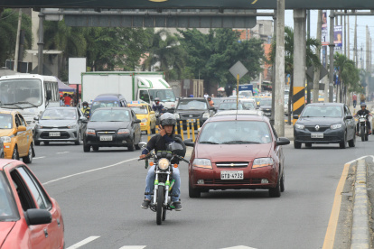 La 25 de Julio. Infracciones como la de este conductor, quien habla por celular mientras maneja, son las causantes de los siniestros.