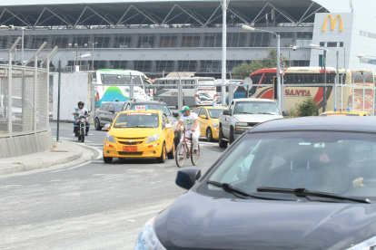 La Benjamín Rosales. Uno de los tramos más complejos es el que colinda con la terminal terrestre, por la cantidad de carros que se movilizan. La falta de iluminación en las noches agrava la escena.