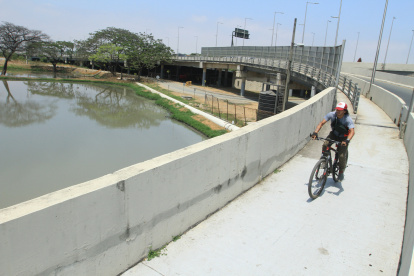 Los olores se perciben desde el puente que une a La Puntilla con Guayaquil.