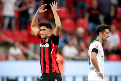 Nadiem Amiri celebrate el cuarto gol del Leverkusen por la segunda fecha de la Bundesliga.
