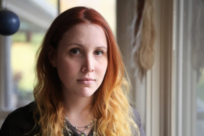 Dylan Farrow. La autora nació en 1985. Estudió Comunicación y Diseño Gráfico.