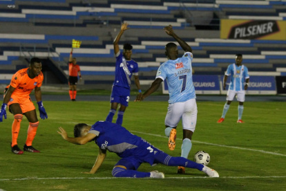 Los locales realizan una presión alta en campo rival que impide a Emelec crear juego con comodidad.