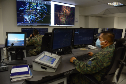 Control. Los miembros de la Fuerza Aerea Ecuatoriana (FAE) efectúan controles del espacio aéreo en los centros de monitoreo.