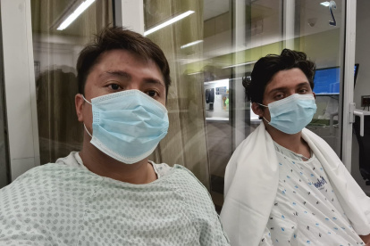 Con su primo Jeremías en el hospital.
