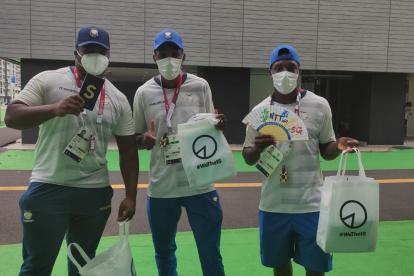 Jordi Congo, Damián Carcelén y Roberto Chalá, paratletas ecuatorianos, en su llegada a la Villa Olímpica.