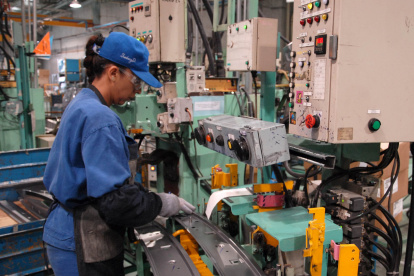 TRABAJADORA U OBRERA EN PLANTA INDUSTRIAL.