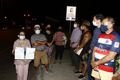 Los moradores de Villa de Rey, de la etapa Reina Beatriz, muestran las cartas enviadas antes al Municipio de Daule.
