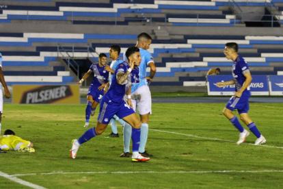 Joao Rojas celebra su segundo gol, con el que Emelec rescató un punto ante 9 de Octubre en el estadio Modelo.